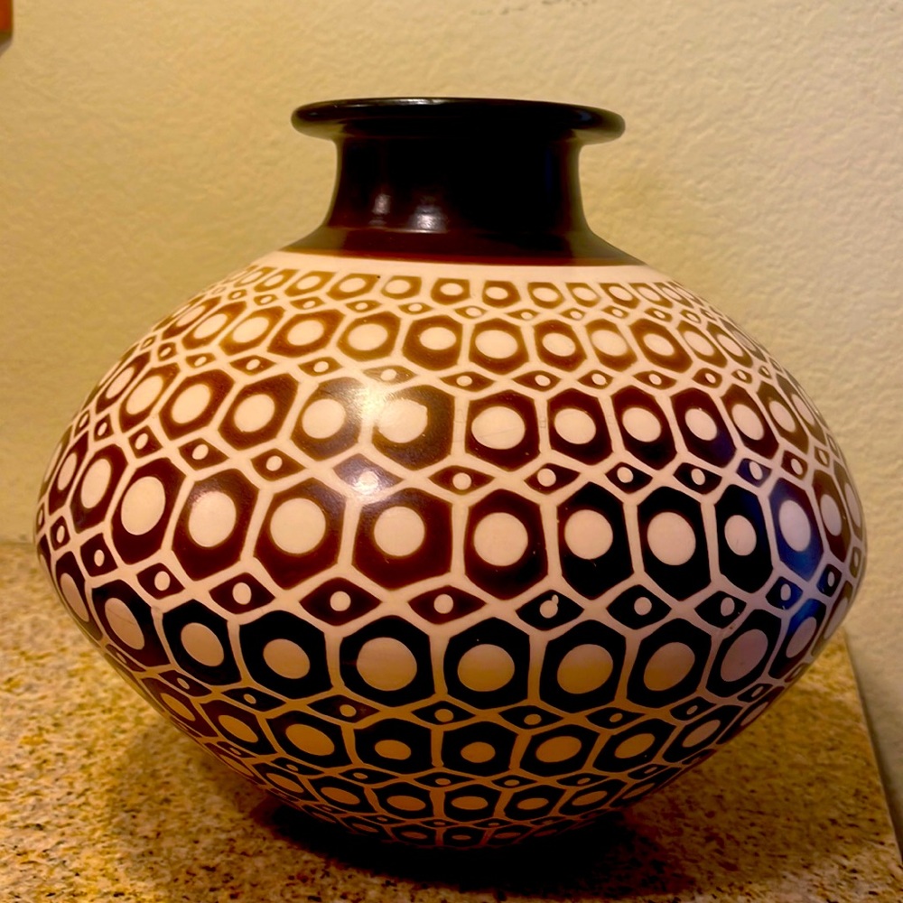Beautiful decoration vase, perfect piece for hallway decorations.